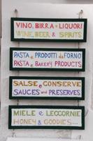 Ēdienkarte ar tipiskiem itāļu produktiem itāļu un angļu valodā. Itālija, 03.01.2022.