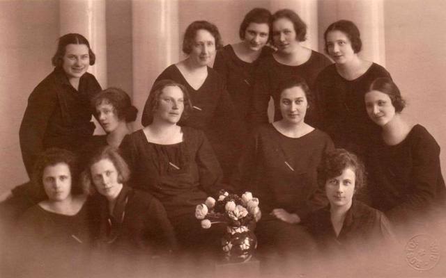Studenšu korporācijas "Dzintra" astoņas dibinātājas un studentes, kuras piedalījās korporācijas "Dzintra" dibināšanā. Rīga, 1925. gads.