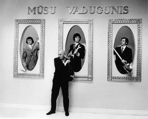 No kreisās: Guntis (Pēteris Liepiņš), Ēriks (Ivars Kalniņš), Harijs (Dzintars Veits), priekšplānā Kurmis (Miervaldis Ozoliņš) filmā "Piejūras klimats". 1974. gads.