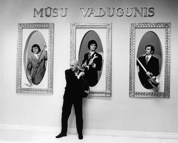 No kreisās: Guntis (Pēteris Liepiņš), Ēriks (Ivars Kalniņš), Harijs (Dzintars Veits), priekšplānā Kurmis (Miervaldis Ozoliņš) filmā "Piejūras klimats". 1974. gads.