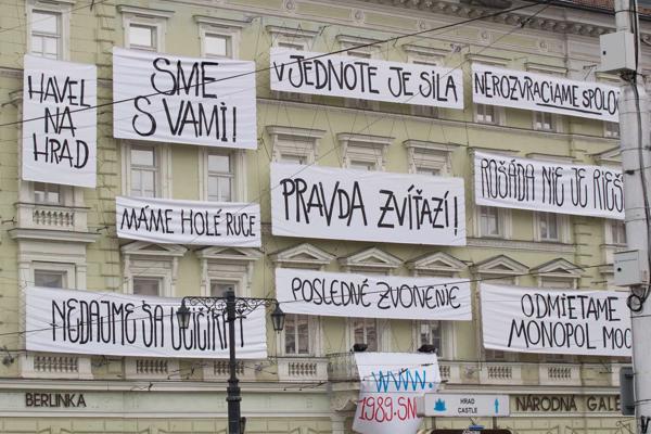 Vēsturiski protesta saukļi slovāku valodā no 1989. gada Maigās revolūcijas tās trīsdesmitgades svinībās. Slovākijas Nacionālā galerija Bratislavā, Slovākija, 18.11.2019.