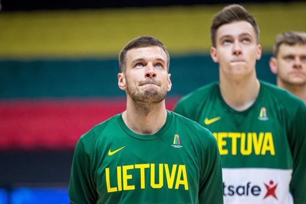 Lietuvas izlases basketbolisti pirms spēles, godinot savas valsts himnu. Priekšplānā basketbolists Toms Dimša (Tomas Dimša). 29.11.2020.