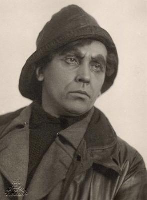 Nikolajs Krauklis Oskara lomā Viļa Lāča romāna "Zvejnieka dēls" dramatizējumā Jelgavas Latviešu teātrī. 1934. gads.