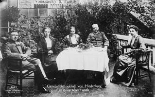 Pauls fon Hindenburgs kopā ar ģimeni savā septiņdemit gadu jubilejā. 1915. gads.