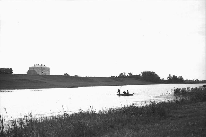 Izpētes darbi Vilkmuižas ezera senkapos. Talsi, 1934. gads.