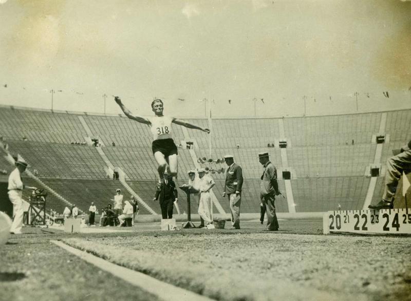 Jānis Dimza tāllēkšanas sektorā olimpiskajās spēlēs Losandželosā, 1932. gads.