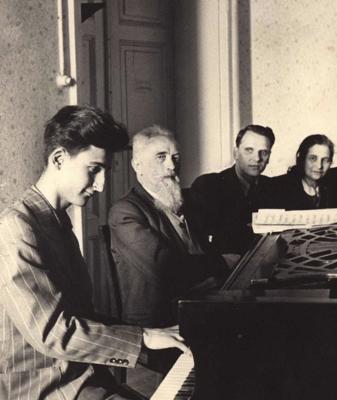 Profesors Alfrēds Kalniņš (otrais no kreisās) pieņem audzēkņa eksāmenu. 20. gs. 40. gadu beigas.
