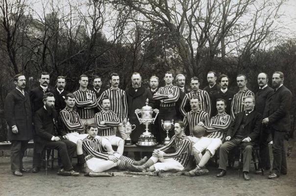 Aston Villa futbola kluba vadība un spēlētāji pēc uzvaras Anglijas Futbola asociācijas kausā. 1887. gads.