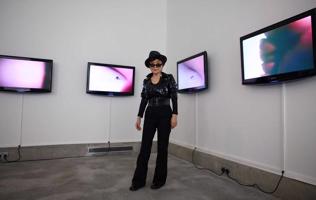 Joko Ono pie savas mākslas instalācijas galerijā The Bluecoat Display Center. Liverpūle, Anglija, 04.04.2008. 