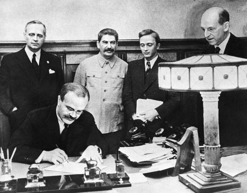 PSRS ārlietu tautas komisārs Vjačeslavs Molotovs (Вячеслав Михайлович Молотов) paraksta PSRS un Vācijas līguma par draudzību un sadarbību (Molotova–Ribentropa) paktu. Maskava, 23.08.1939.