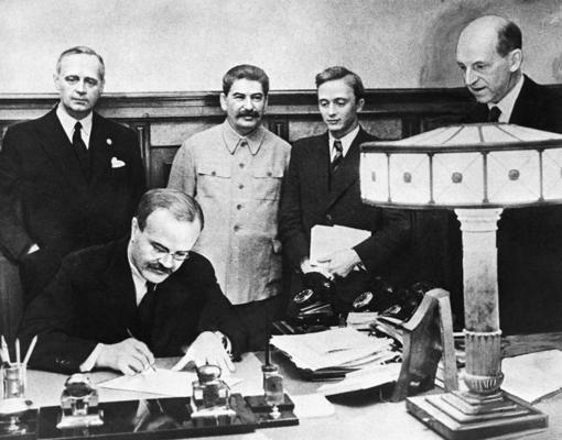 PSRS ārlietu tautas komisārs Vjačeslavs Molotovs (Вячеслав Михайлович Молотов) paraksta PSRS un Vācijas līguma par draudzību un sadarbību (Molotova–Ribentropa) paktu. Maskava, 23.08.1939.