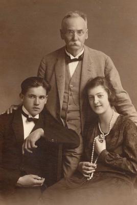 Ernests Felsbergs ar vecāko dēlu Albertu un meitu Lūciju ap 1926. vai 1927. gadu.