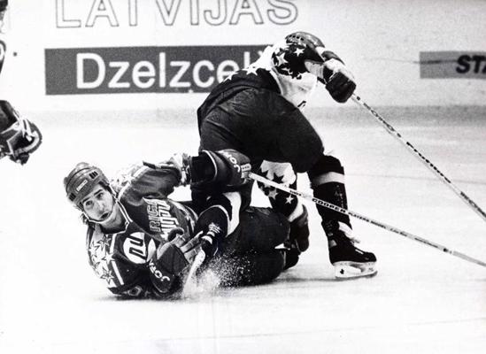 Aleksandrs Kerčs Latvijas hokeja čempionāta spēlē. Rīgas Sporta pils, 1994. gads.