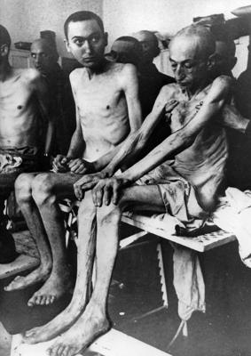 Izdzīvojušie koncentrācijas nometnē Aušvicā-Birkenavā pēc atbrīvošanas. Polija, 1945. gads.