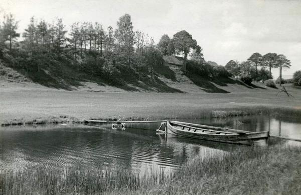 Skats uz Ķivutkalna pilskalnu Rīgas apriņķa Doles pagastā. 06.1947.