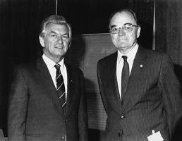 Emīls Dēliņš (no labās) oficiālā vizītē pie Austrālijas ministru prezidenta Roberta Hoka (Robert James Lee Hawke). Kanbera, 18.09.1984.