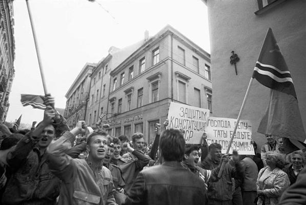 Interfrontes biedri un karaskolu kursanti pie Latvijas Republikas Augstākās Padomes (Saeimas). Rīga, 15.05.1990.