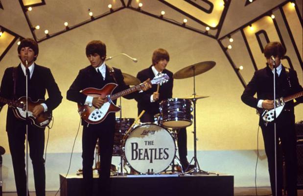 The Beatles uzstāšanās televīzijā. Ap 1964. gadu. No kreisās: Pols Makartnijs, Džordžs Harisons, Ringo Stārs un Džons Lenons.