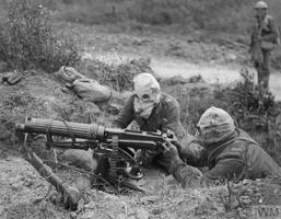 Britu armijas Ložmetēju korpusa Vikersa ložmetēju komanda gāzmaskās Sommas kaujas laikā netālu no Ovijē (Ovillers), 07.1916.