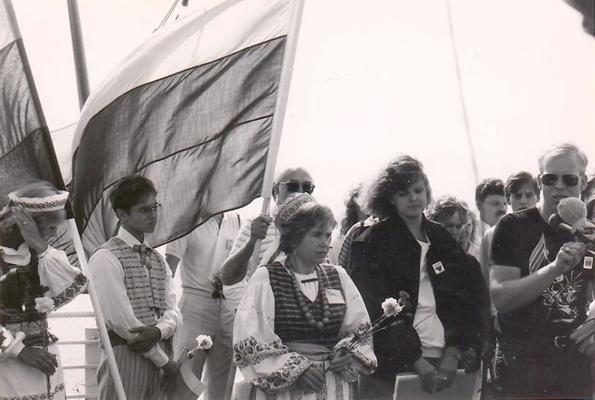 Lietuviešu piemiņas brīdis, braucot garām Lietuvas krastam Baltijas Brīvības un miera kuģa brauciena laikā. Pirmais no labās: Gintars Grušs. 07.1985.
