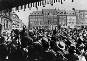 Daglass Fērbenkss un Mērija Pikforde medusmēnesī Kopenhāgenā, kur abus sagaida pielūdzēju pūļi. 1920. gads.