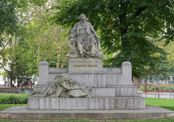 Rūdolfa Veira veidotais Johannesa Brāmsa piemineklis Kārļa laukumā Vīnē. Austrija, 2019. gads.