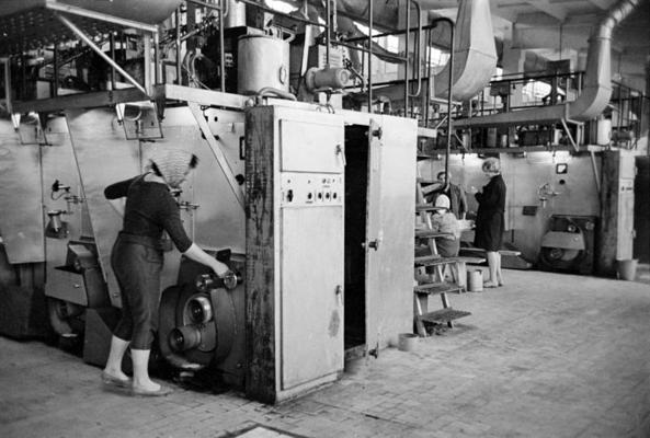 Elektrokrāšņu cehs Valmieras Stikla šķiedras rūpnīcā. 22.11.1963.