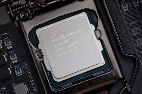 Intel i9 procesors, ko veido vairāki miljardi tranzistoru ar raksturīgo izmēru 14 nanometri. 2020. gads.