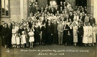 Vārpas latviešu kolonijas Brazīlijā baptistu Centra draudzes jaunatnes biedrības jubilejas svinību dalībnieki. 24.06.1936.
