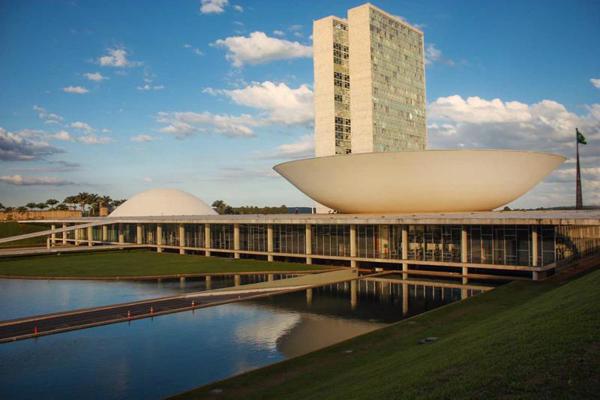 Oskara Nīmeiera projektētā Brazīlijas Nacionālā kongresa ēka (Congresso Nacional do Brasil). 2009. gads.