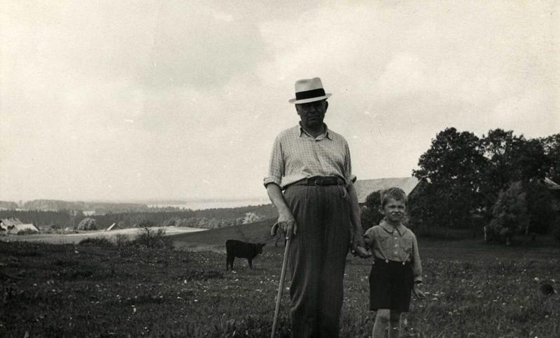 Kārlis Skalbe ar mazdēlu Andreju pastaigā pa Vecpiebalgas pakalniem. Ap 1940. gadu.