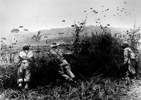 Franču izpletņlēcēju nolaišanās Djenbjenpu kaujas laikā. Vjetnama, 1954. gads.