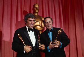 Bērts Bekaraks un Hals Deivids ar "Oskara" balvām Kinoakadēmijas balvu pasniegšanas ceremonijā. ASV, 07.04.1970.