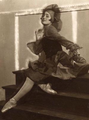 Helēna Tangijeva-Birzniece savā pirmajā lomā Sergeja Rahmaņinova baletā "Polka". Rīga, 1927. gads.