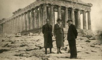 Valdemārs Ģinters pie Partenona Atēnās. Grieķija, 1937. gads.