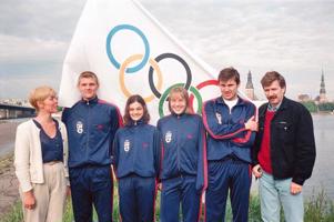 XXVI Vasaras Olimpisko spēļu Latvijas peldēšanas komandas treneri un sportisti. Rīga, 06.1996.
