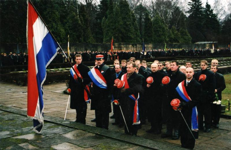 Studentu korporācijas "Tervetia" biedri Rīgas brāļu kapos 18. novembrī. 2000. gads.