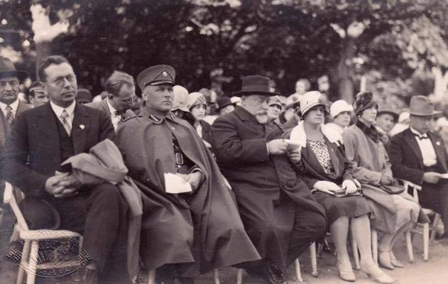 Valsts prezidents Gustavs Zemgals Liepājā. 20. gs. 20. gadu beigas. Pirmajā rindā otrais no kreisās – ģenerālis Andrejs Krustiņš.