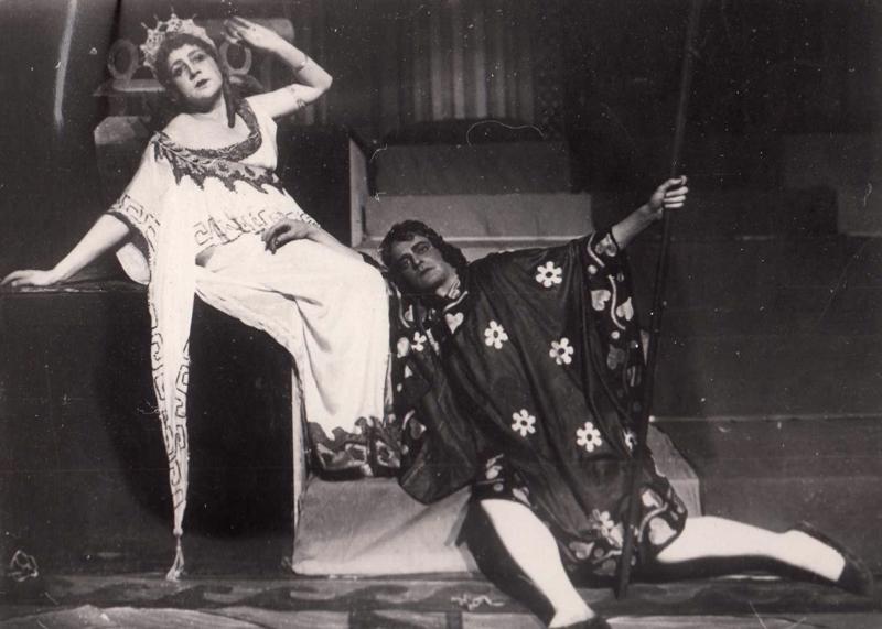 Milda Brehmane-Štengele Skaistās Helēnas lomā un Kārlis Pabriks Parisa lomā operetē “Skaistā Helēna”. 1929. gads.