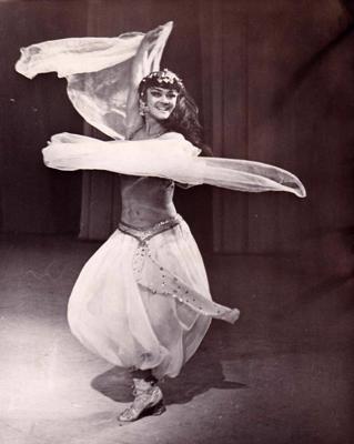 Aija Baumane Anitras lomā Edvarda Grīga baletā "Pērs Gints". Latvijas PSR Valsts operas un baleta teātris, Rīga, 1966. gads.