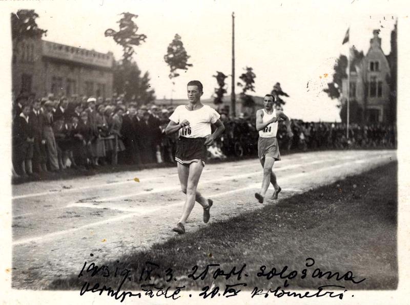 Priekšplānā Jānis Daliņš, aiz viņa – Adalberts Bubenko 25 km distancē Latvijas olimpiādes soļošanas sacensībās Rīgā, Latvijas Sporta biedrības laukumā, 03.09.1931.