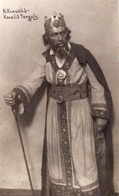 Nikolajs Krauklis karaļa Targala tēlā Aspazijas "Sidraba šķidrauts" iestudējumā. Daugavpils Latviešu dramatiskais teātris, 1926. gads.