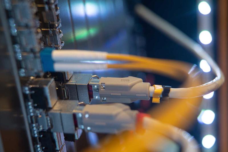 Ethernet optiskie kabeļi pievienoti ātrās pārraides standarta DOCSIS 3.1 modulim. Štutgarte, Vācija, 13.02.2020.