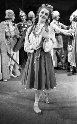 Priekšplānā baletdejotāja Janīna Pankrate Laimas lomā Anatola Liepiņa baleta "Laima" iestudējumā. Latvijas PSR Valsts operas un baleta teātris, Rīga, 11.1948.