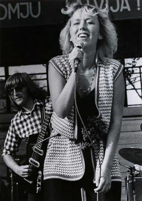 Ieva Akuratere no grupas "Pērkons" koncertā Kuldīgas estrādē, 07.1981.