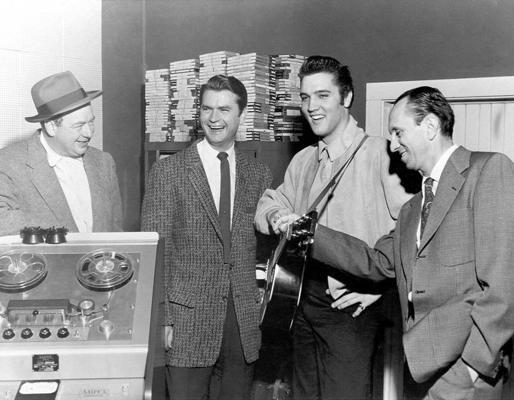 Sems Filipss (otrais no kreisās) un Elviss Preslijs (otrais no labās) ar preses pārstāvjiem studijā Sun Memfisā, 04.12.1956. 