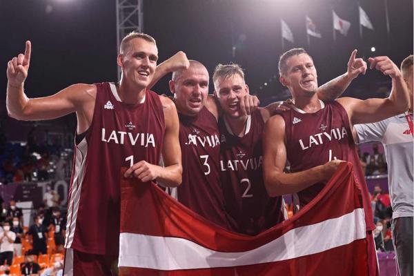 Latvijas vīriešu valstsvienība 3x3 basketbolā – Nauris Miezis, Edgars Krūmiņš, Kārlis Lasmanis un Agnis Čavars, pēc uzvaras olimpiskajās spēlēs Tokijā. 28.07.2021.