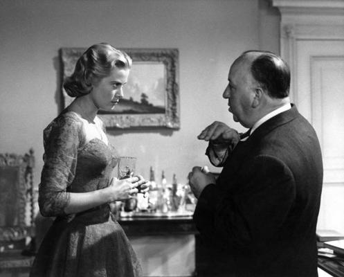 Greisa Kellija un Alfreds Hičkoks filmas “Slepkavības gadījumā uzgrieziet M” filmēšanas laikā. 1954. gads.