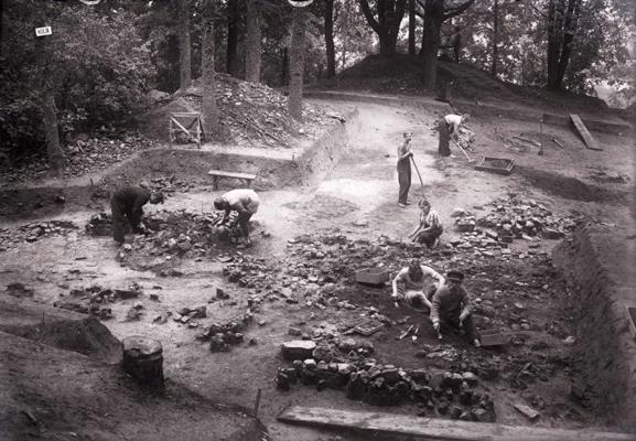 Arheoloģiskie izrakumi Mežotnes pilskalnā. 03.09.1938.