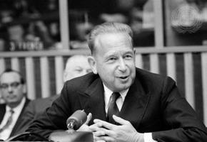 Apvienoto Nāciju Organizācijas ģenerālsekretārs Dāgs Hammaršelds piedalās preses konferencē ANO galvenajā mītnē. Ņujorka, ASV, 03.24.1960.